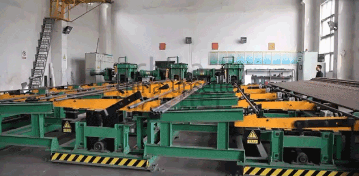 Automatic upsetting press for upsetting forging of drill rod and oil tube